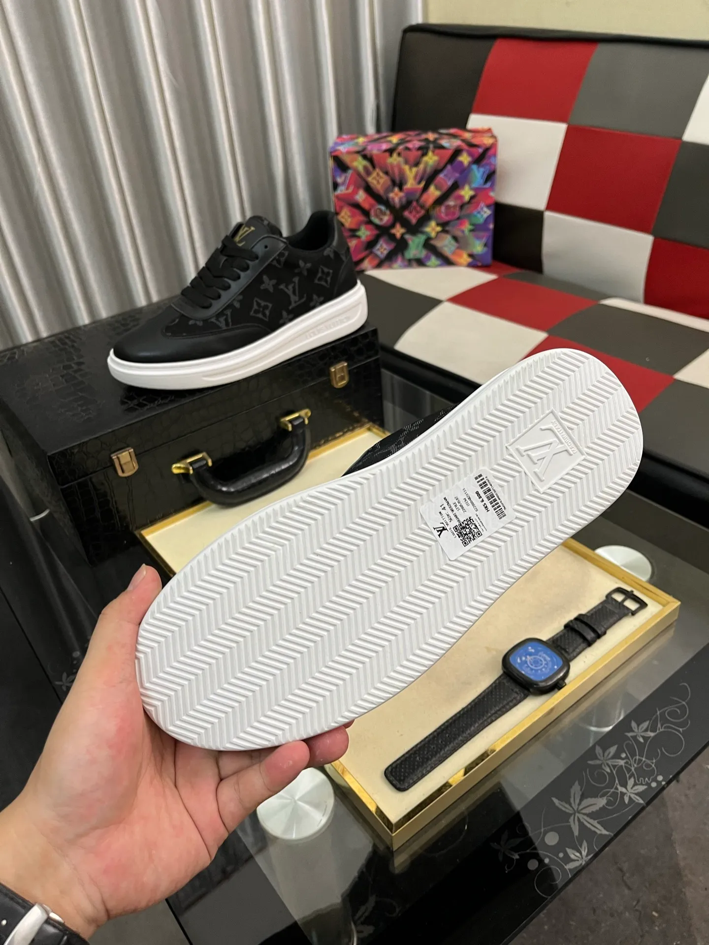 Men's shoes 💰540⌚️⌚️ Louis vuitton/LV Louis Vuitton 》Original quality.~ Unique modern style sneakers. 🏃A must-have casual shoe for trendy men😍😍 Original brand imported from Italy, imported original leather, sheep lining (refuses to discolor and grind feet) Sole: Original sole provided by the original factory, French lazy style design ⚠️Fit to the feet, original quality, super comfortable original sole. Code number: 38-445️⃣Colors available